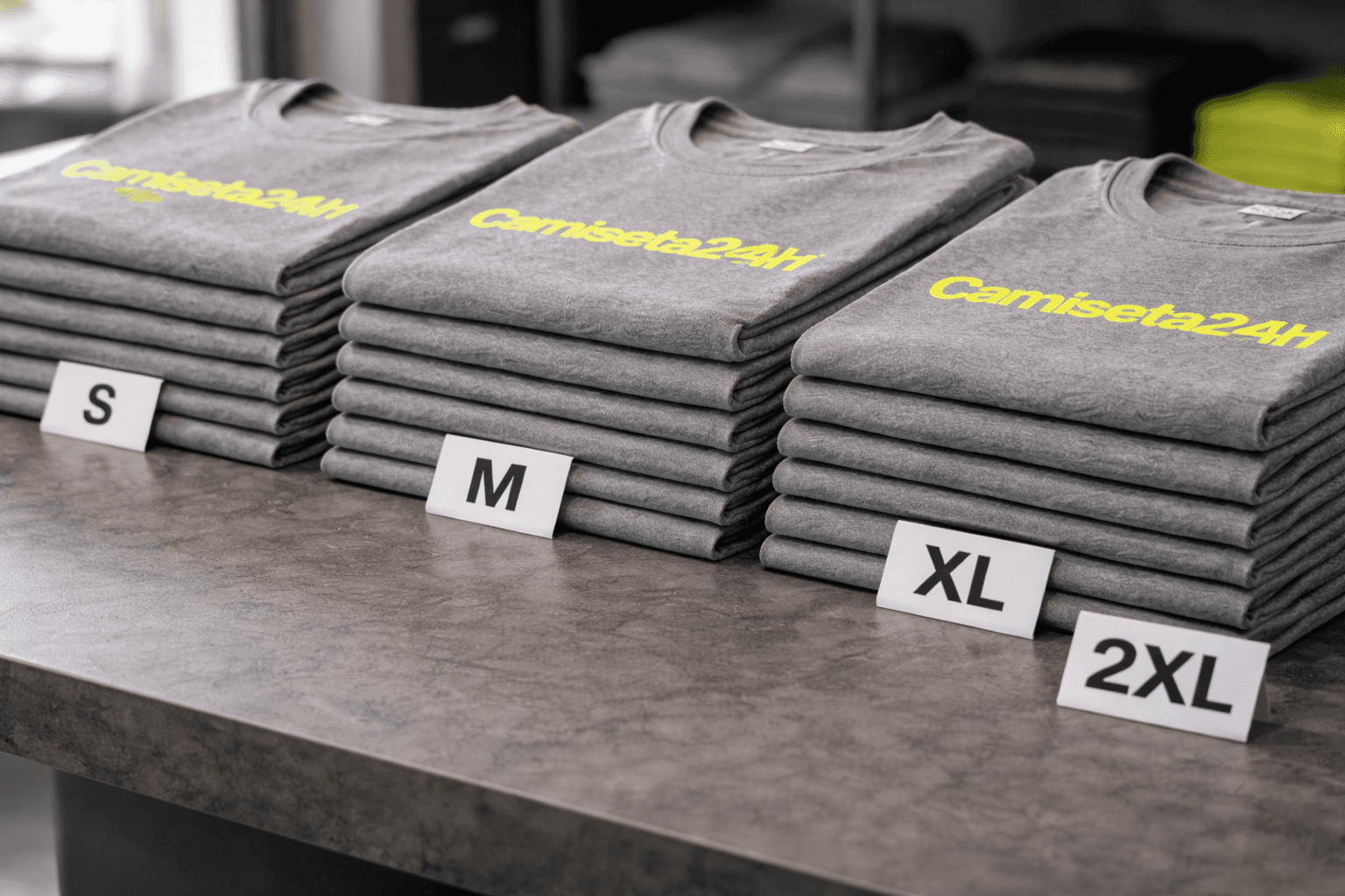 Camisetas personalizadas organizadas por tamanho para equipe de empresa