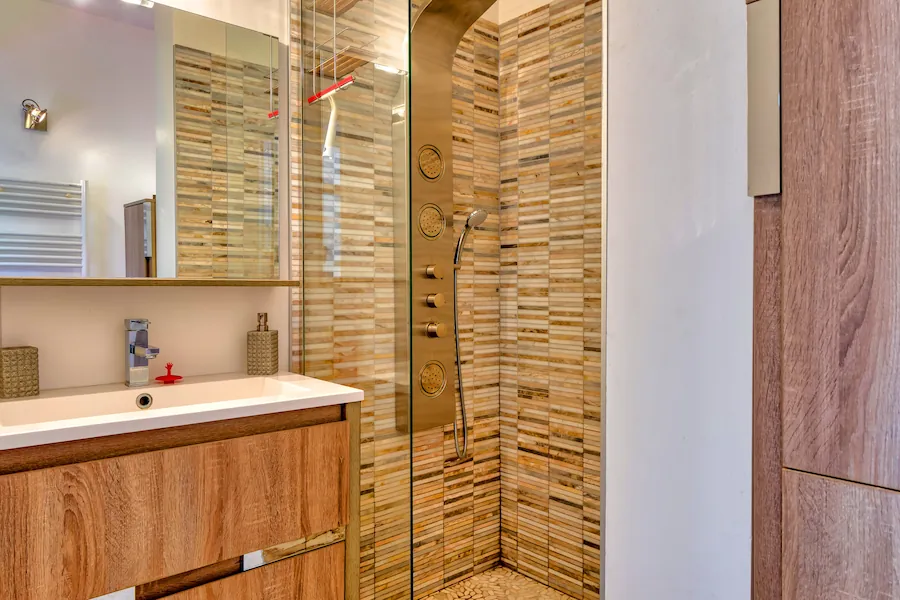 Salle de bain moderne du cottage Le Tréport "Le Gite des deux Amoureux" à la Villa Argonne avec douche à l’italienne hydromassante et meuble vasque en bois.