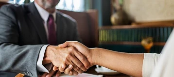Avocats et clients se serrant la main à la suite de la succession.