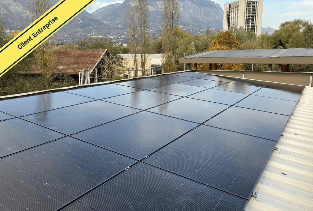 Photo d'un toit d’une entreprise à La Tronche équipée de panneaux photovoltaïques dont l'installation a été faite par Solarock.