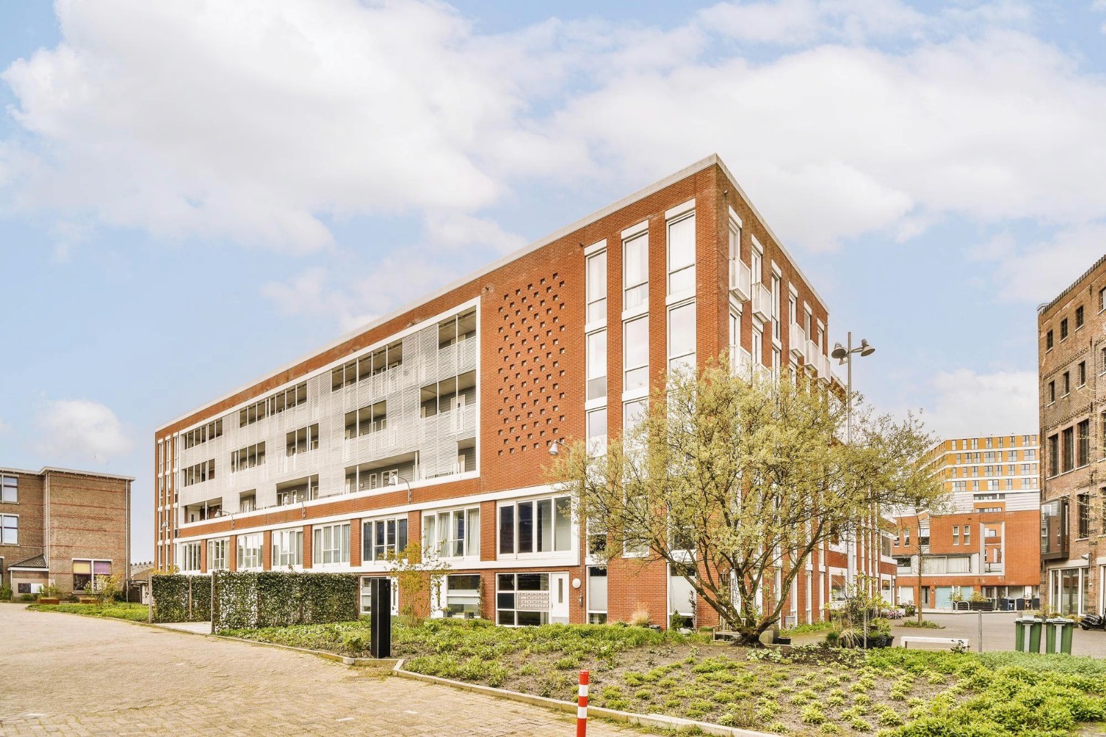 BW Design Centre 是一支擁有16年豐富經驗的專業設計團隊，我們專注於社區設計，致力打造更好社區環境。我們的服務涵蓋多個領域，包括醫療安老、教育空間、NGO非牟利組織、藝術設計、宗教團體、社區美化，以及環保ESG項目。我們透過專業工程和設計方案，從初步概念到完整執行，提供一站式服務，幫助客戶提升品牌形象，實現空間轉型，優化您的社區空間！無論是改善社區設施或推動可持續發展，我們都以創新和實用為本，確保每個項目都帶來實質價值。