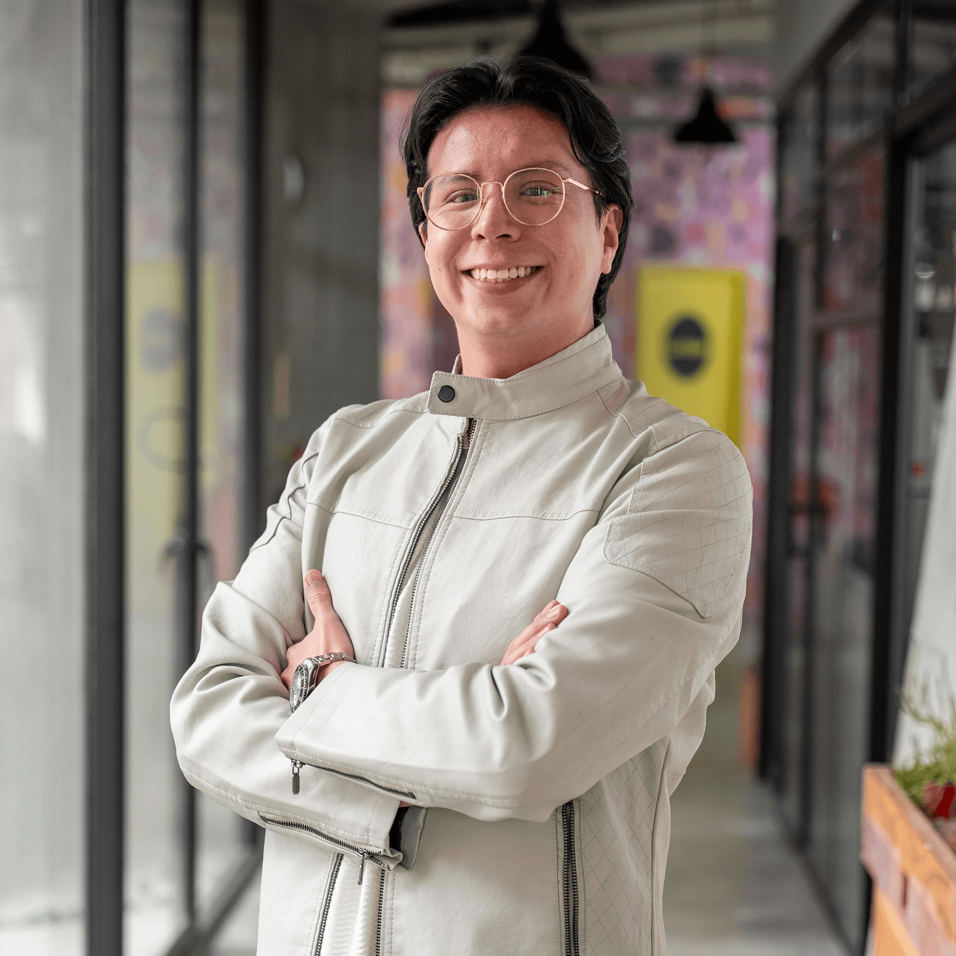 man wearing black notched lapel suit jacket in focus photography