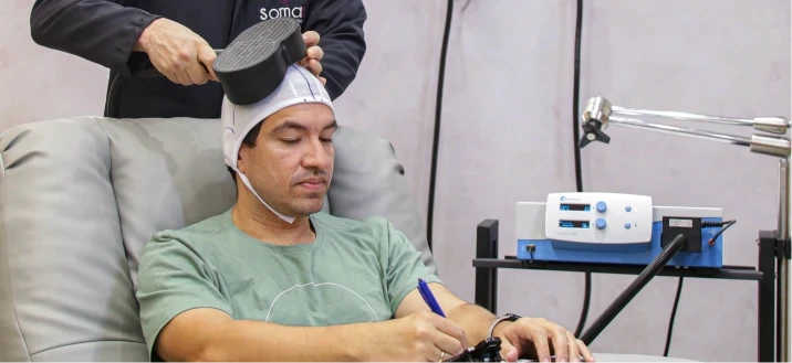 Profissional de saúde em atendimento clínico
