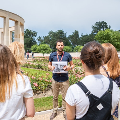 Grupp vid den amerikanska kyrkogården