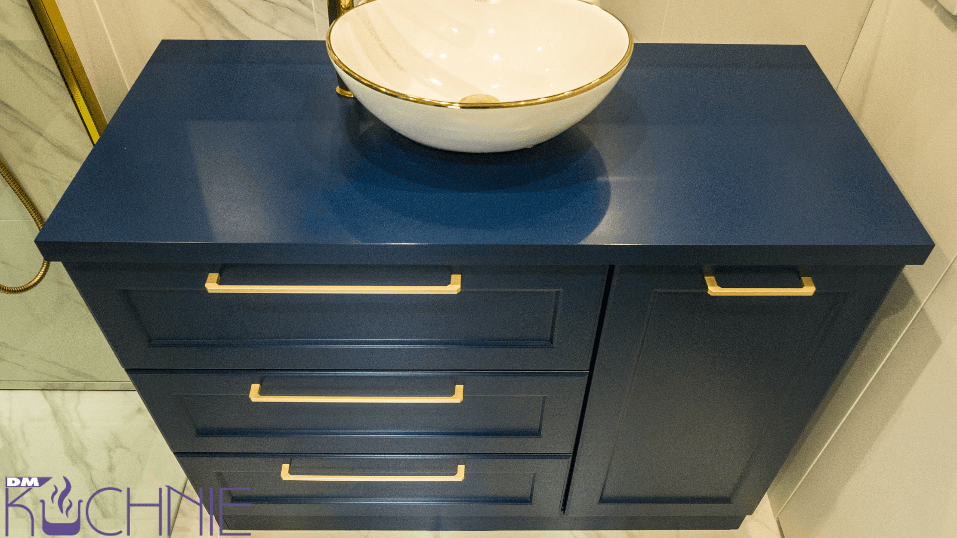 Detal granatowej zabudowy kuchennej z frezowanymi szufladami, meble na wymiar Warszawa