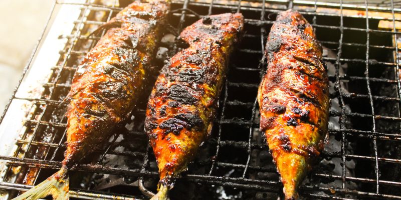 Ikan bakar yang sedang dipanggang