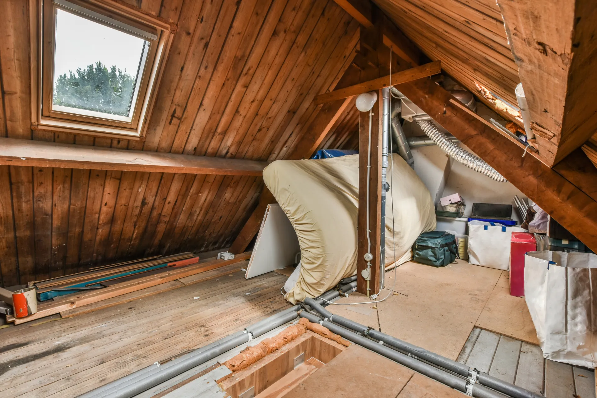 Ein Dachboden auf dem mehre Gegenstände gelagert werden.