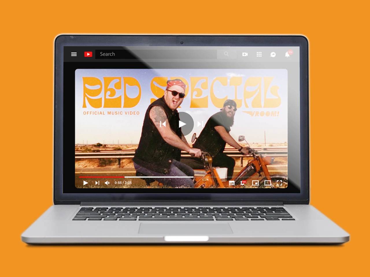 Ordinateur portable jouant le clip "RED SPECIAL" de VROOM! sur YouTube