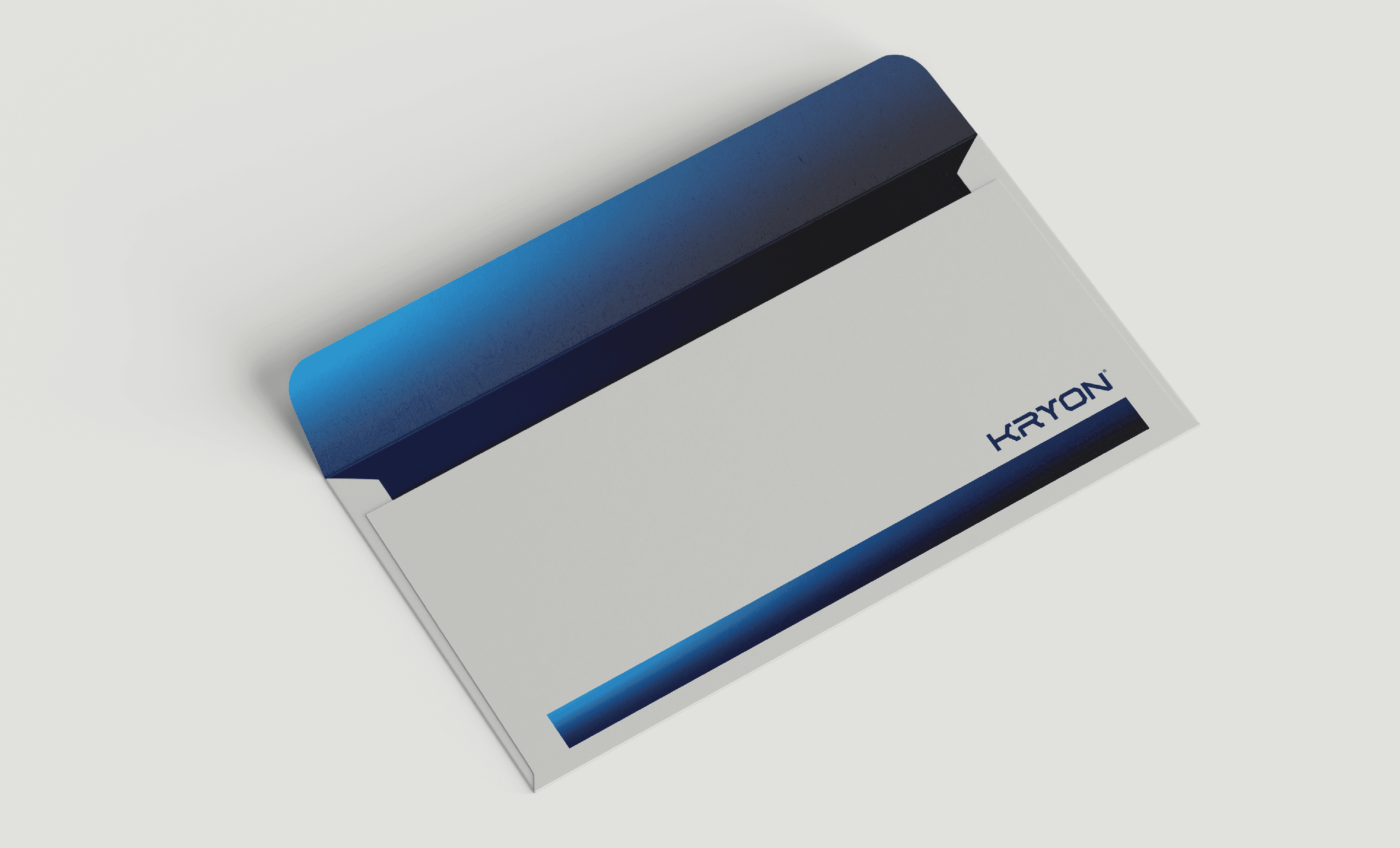 Envelope da com a maior parte na cor cinza, o interno do envelope com gradiente em tons de azul. Na parte externa um faixa em gradiente com tons de azul e o logotipo da marca