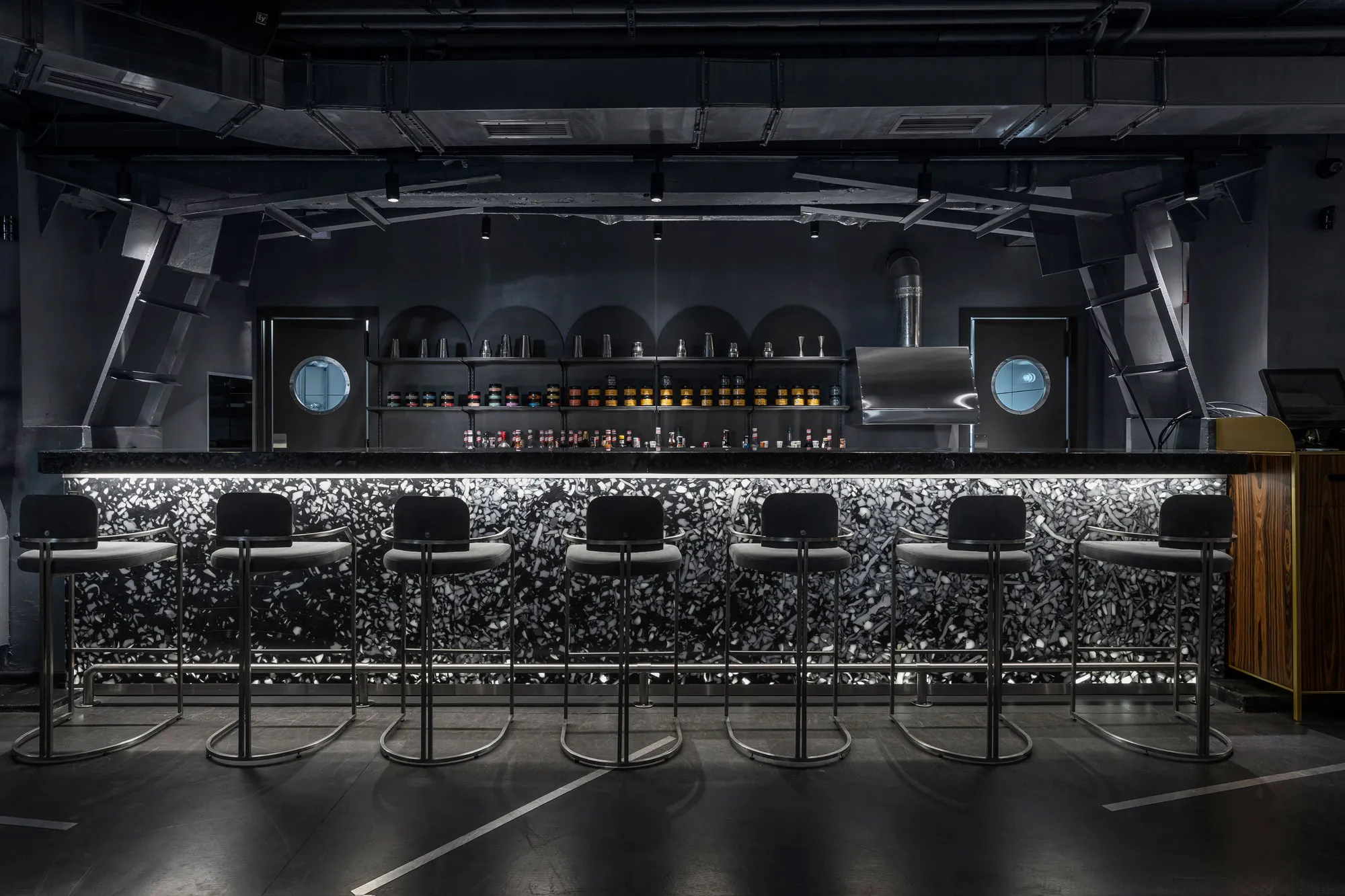 ZMIST bar