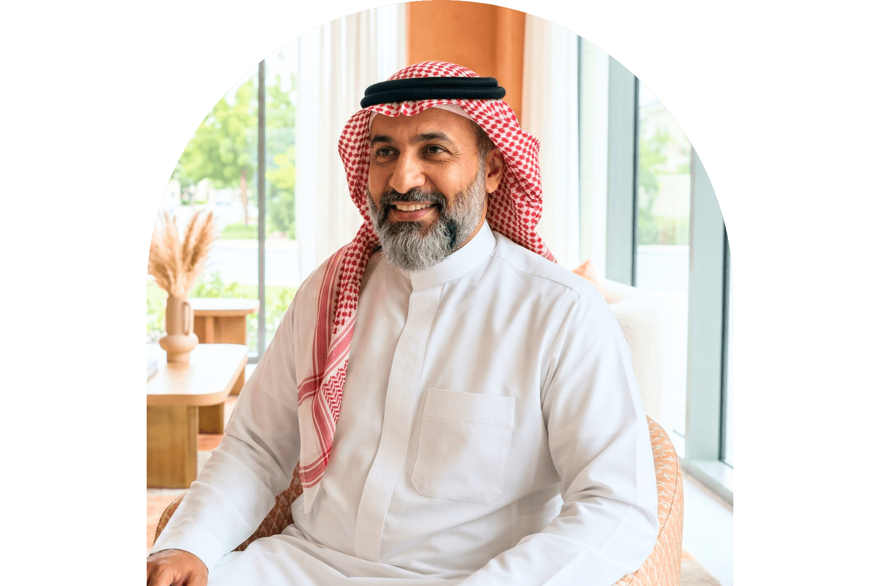 رجل أفريقي يبتسم أثناء التحدث على الهاتف