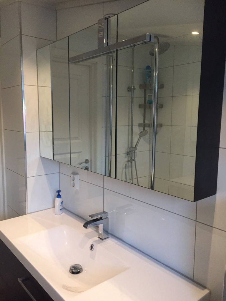 Skap med speil TF-Byggentreprenør AS