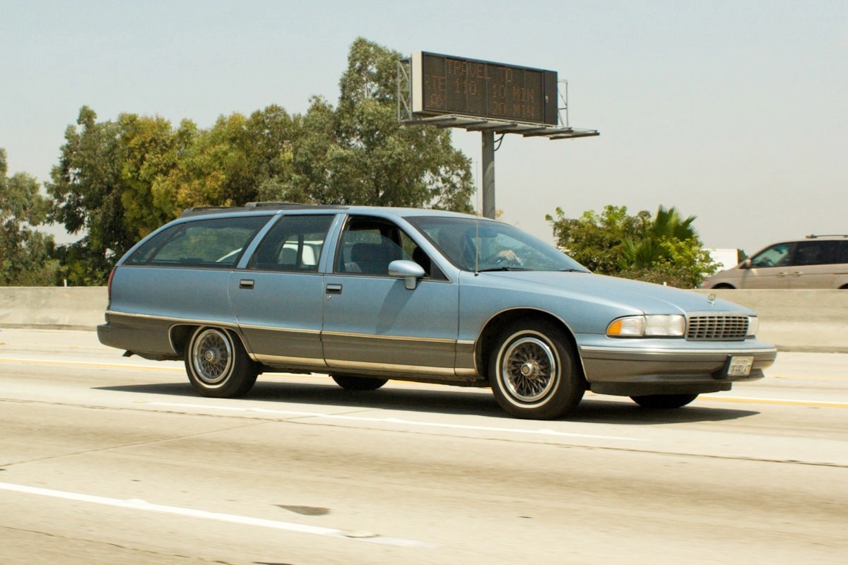 Station wagon azzurra in autostrada