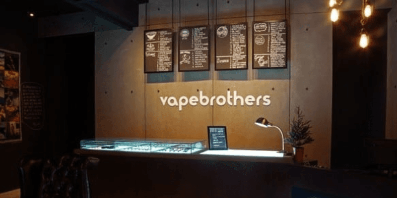 Kaunter sebuah kedai vape, Vapebrothers.