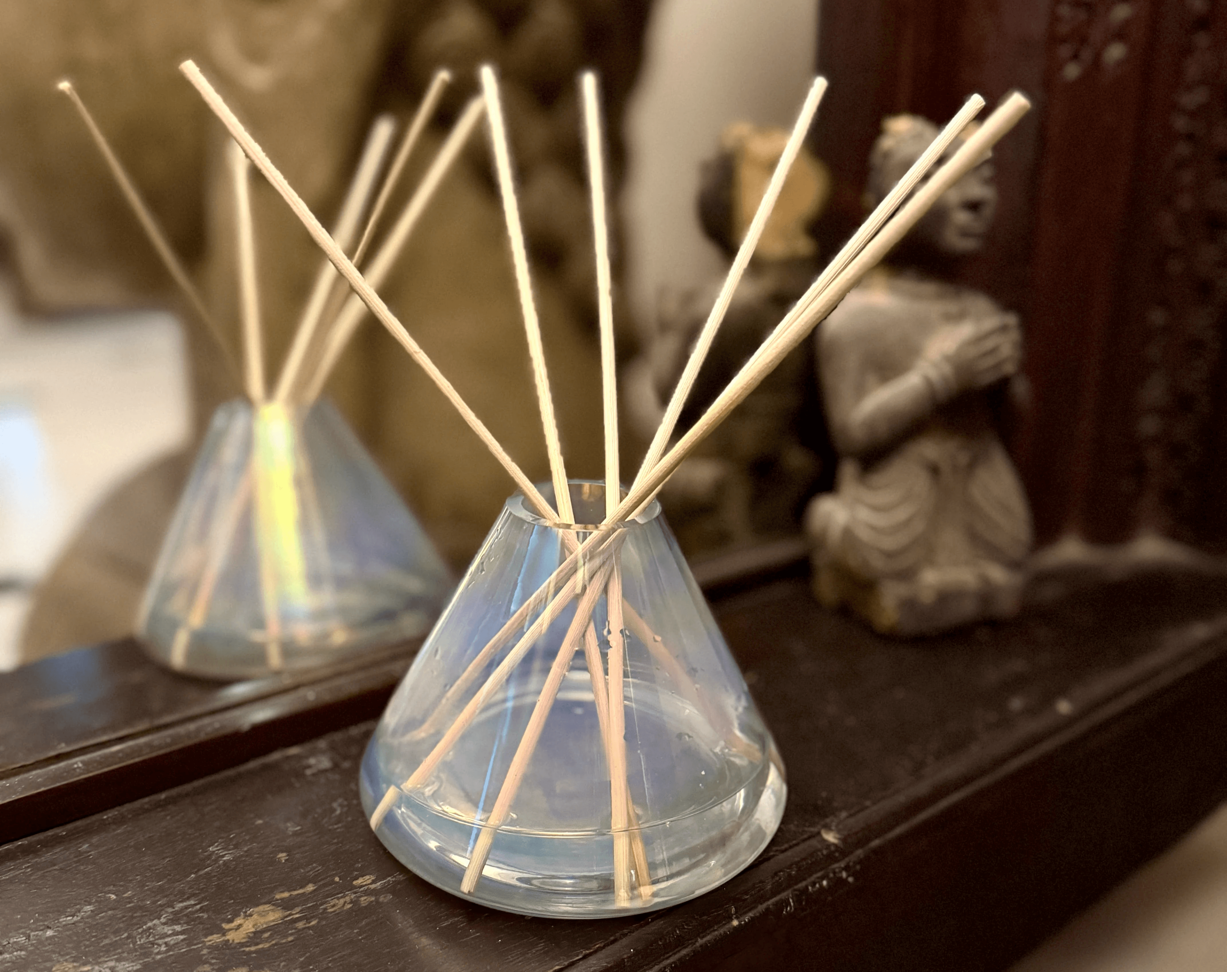 Noor white oudh premium home fragrance diffuser by Roohted