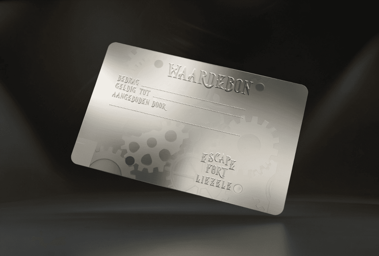 Escape Fort Liezele: metalen cadeaubon kaart met fort-logo en waarde – perfect cadeau voor unieke escape room ervaring in Puurs Antwerpen Brussel Gent