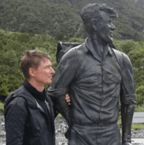 Profilbild von Reiseguide Alexander an einer Wanderstatue