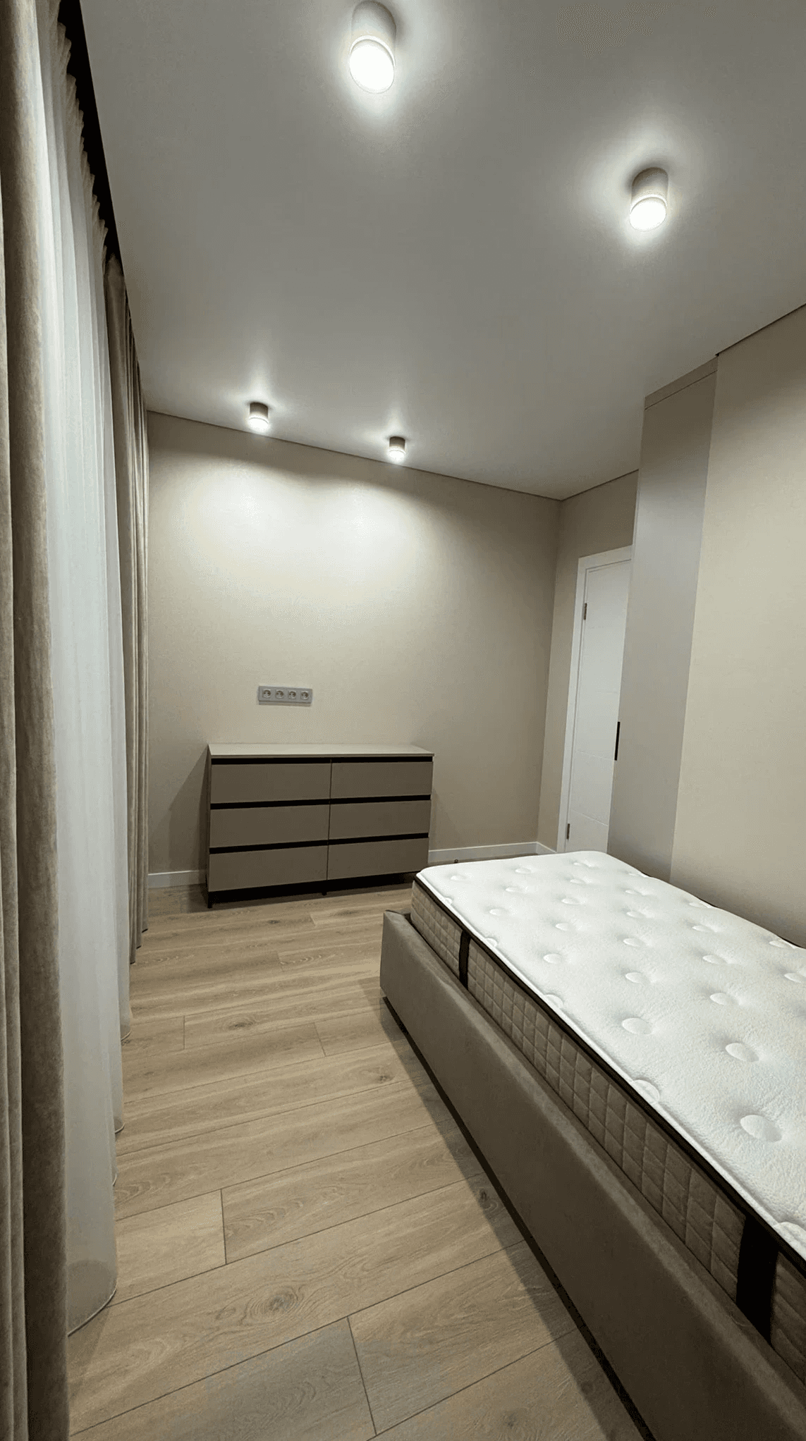 Невелика спальня з односпальним ліжком і комодом біля стіни