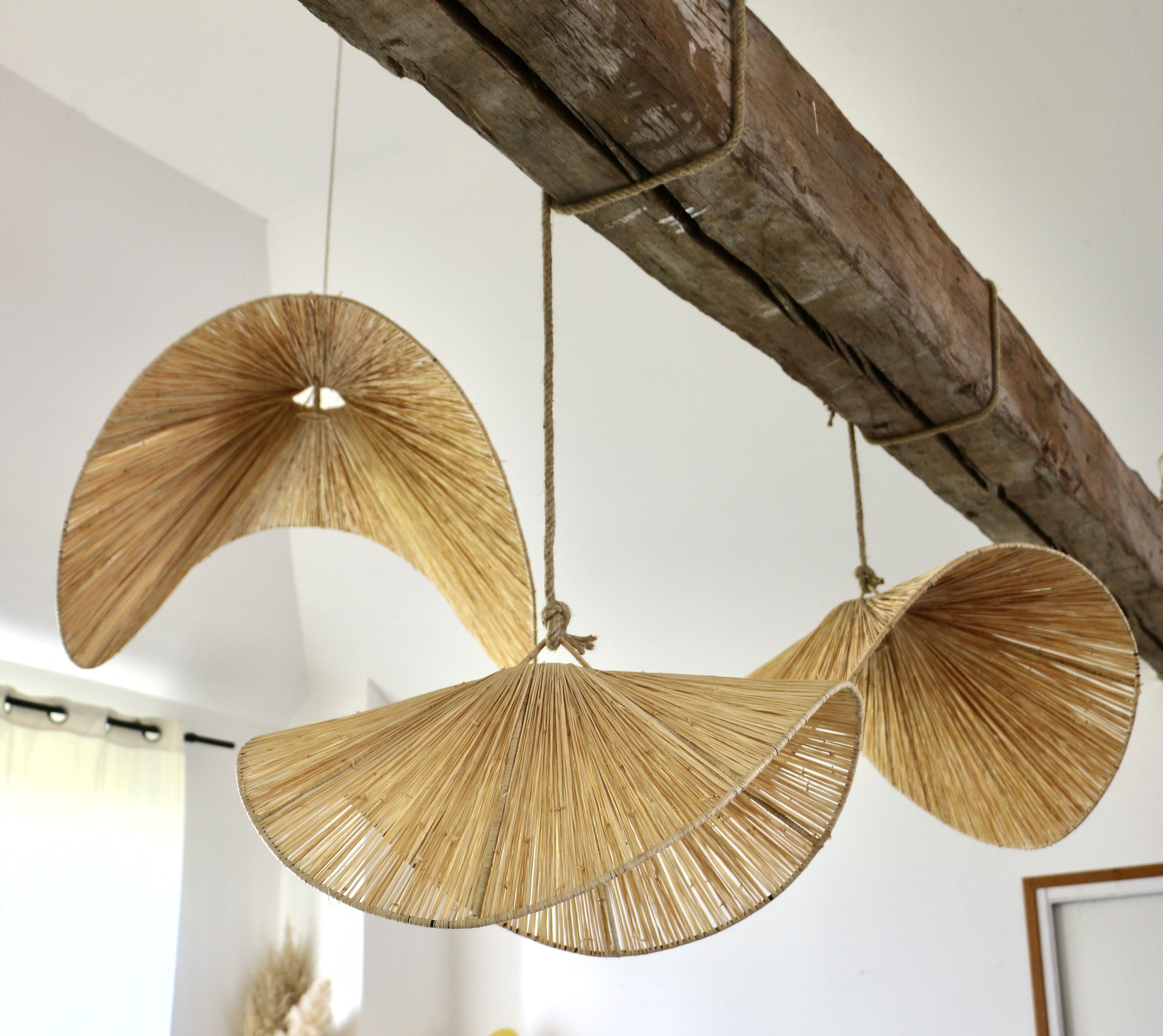 Suspension artisanale chips courbée en raphia