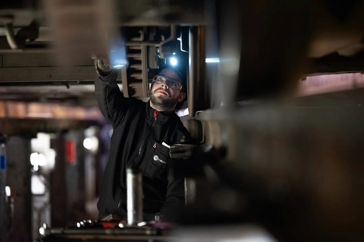 Ouvriers en tunnel de maintenance souterrain — photographie technique Lille | Anteale Yann Manac’h 2025