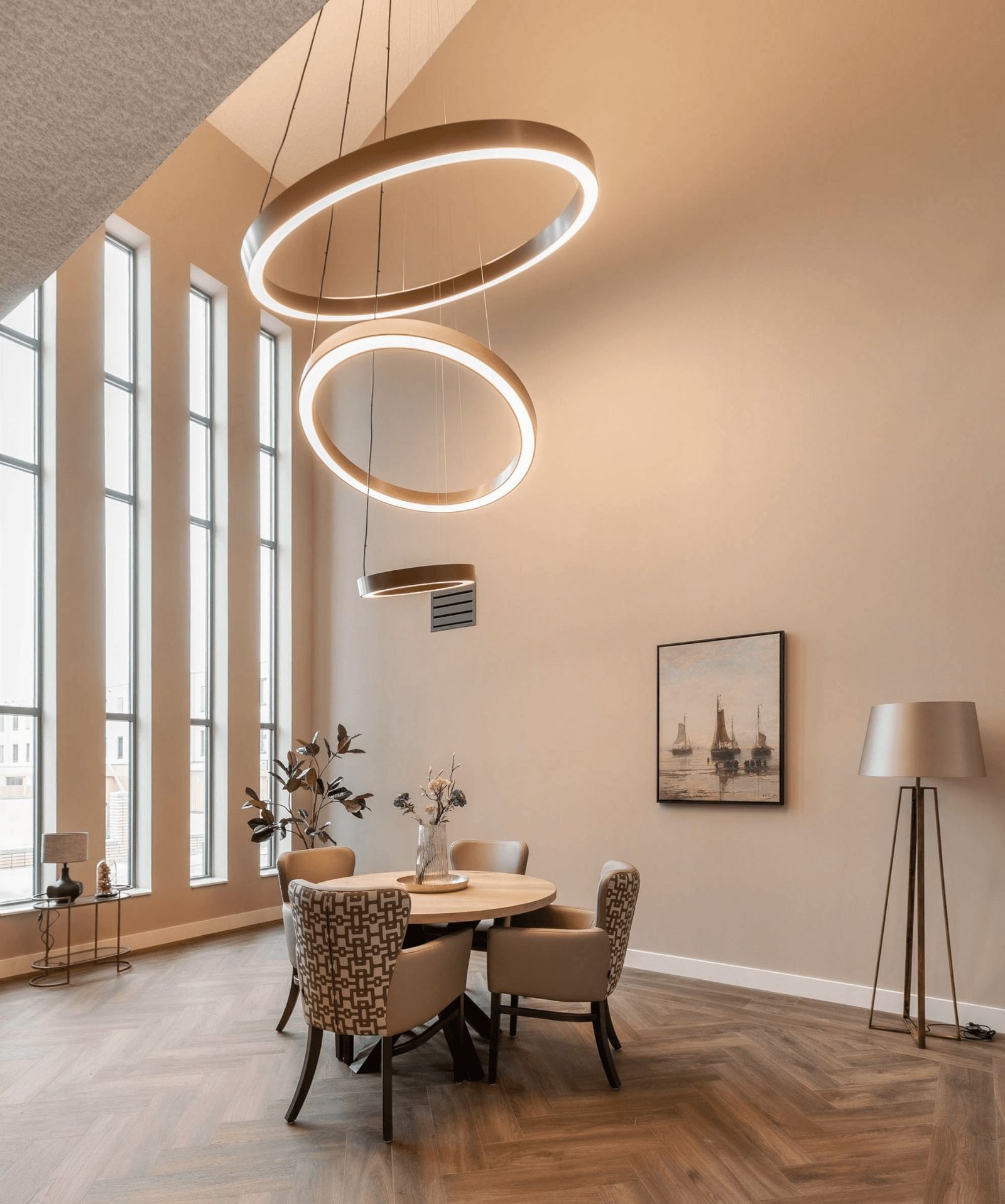 woonkamer villa vijfsluizen met hoog plafond en cirkel lampen