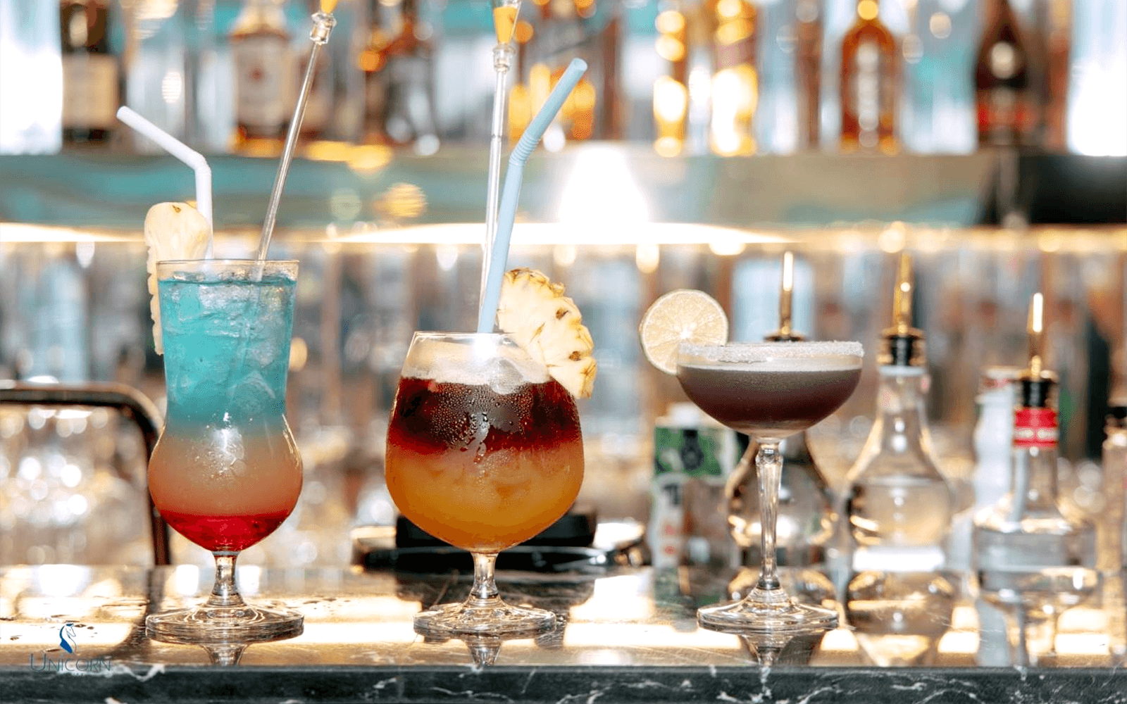 在曼谷的獨角獸晚餐巡遊中，酒吧上的五彩雞尾酒。