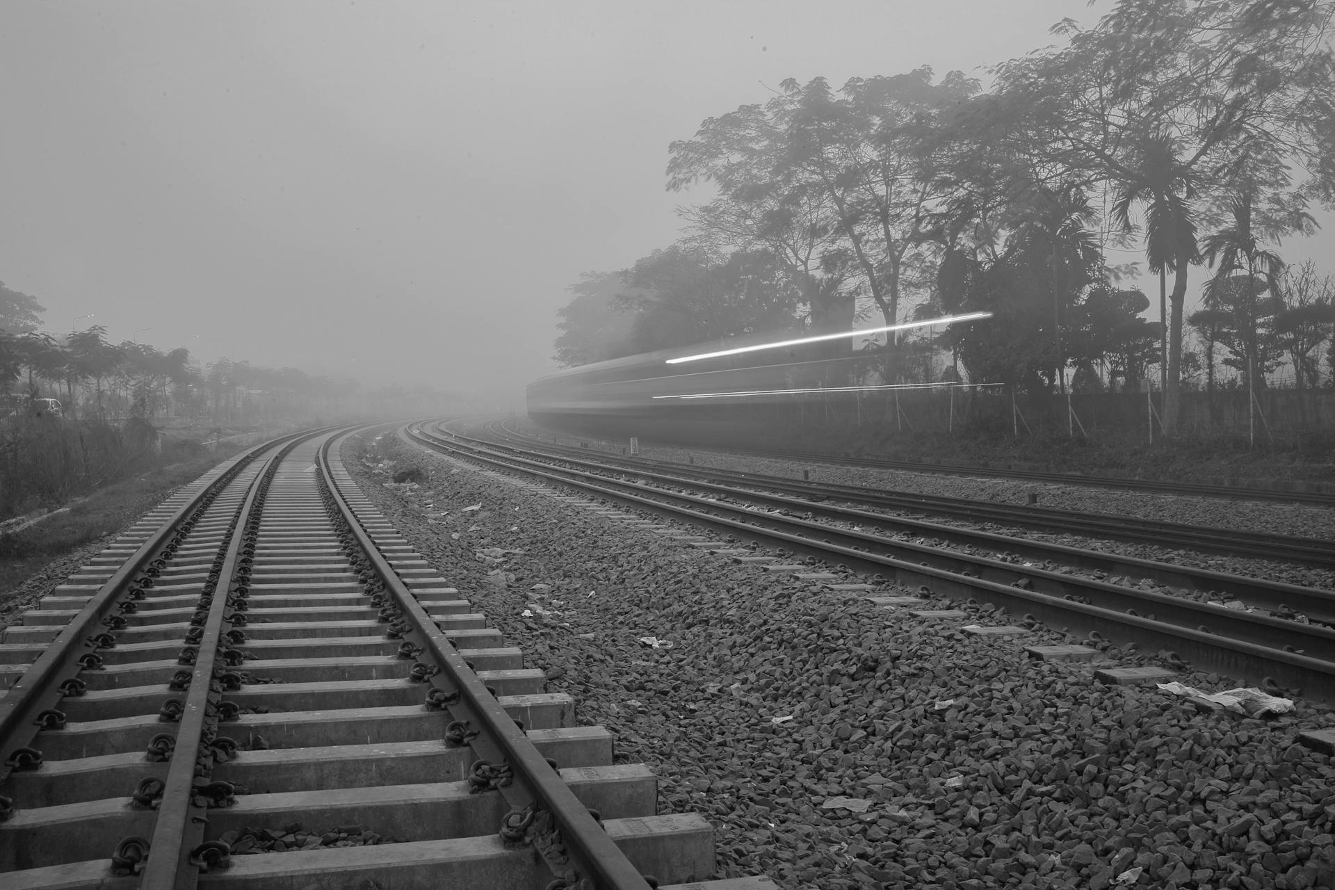 Imagen de las vías de un tren en blanco y negro