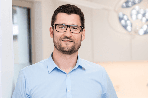 Prof. Dr. med. Manuel Held, Facharzt für Plastische und Ästhetische Chirurgie, führt die Volnewmer Behandlung bei Plastische und Ästhetische Chirurgie Reutlingen in Reutlingen durch