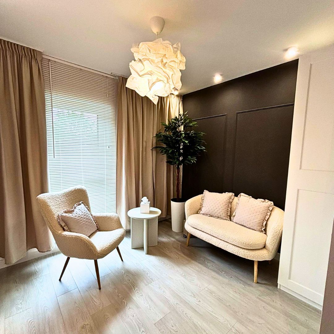 Kobieta odzyskująca radość z życia i pokonaniu swoich lęków dzięki psychoterapii online