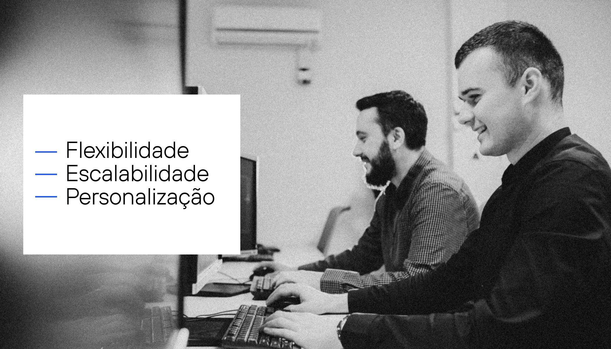 pessoas em frente a computadores. texto: flexibilidade, escalabilidade, personalização