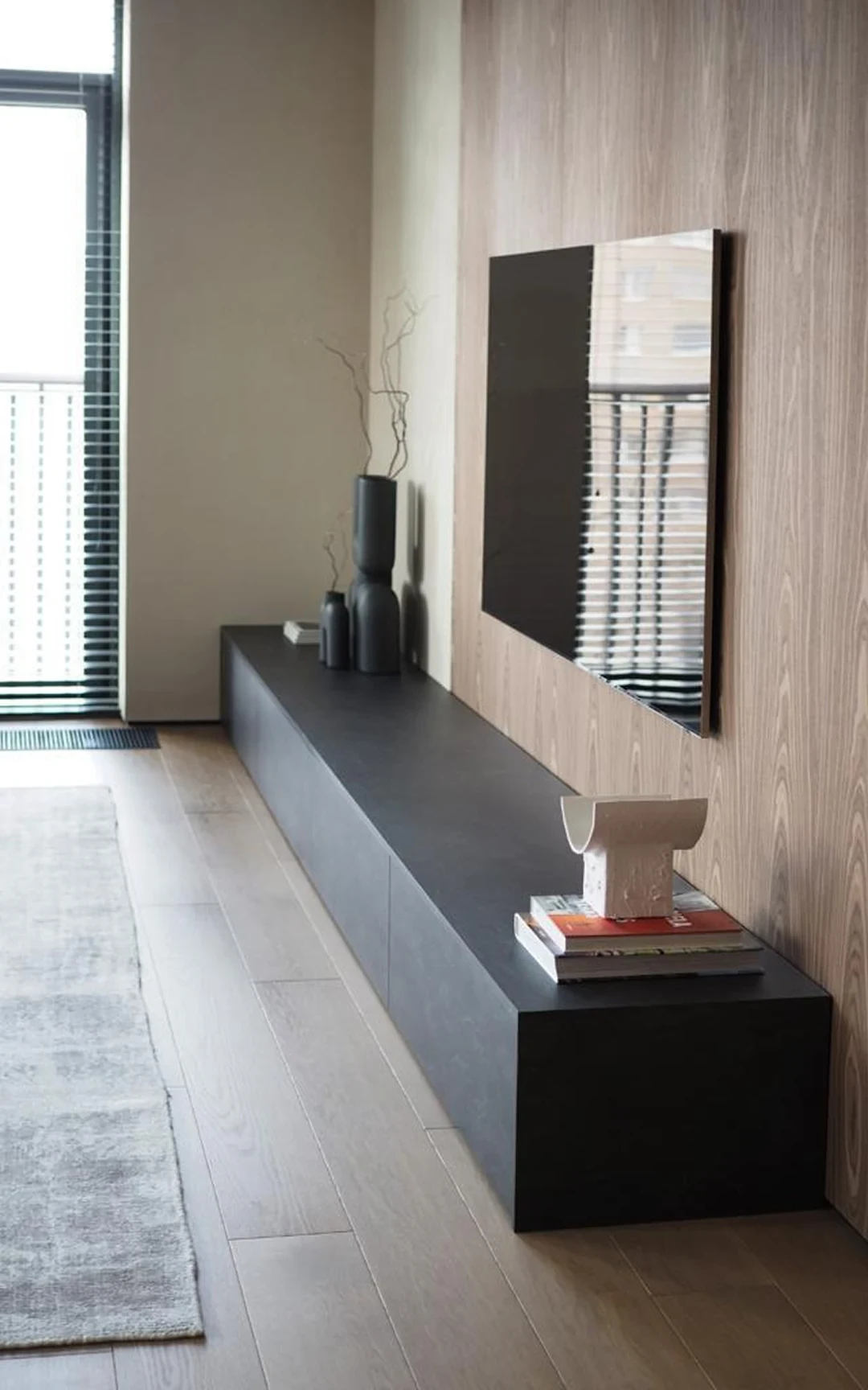 Chambre — tête de lit sur mur anthracite.