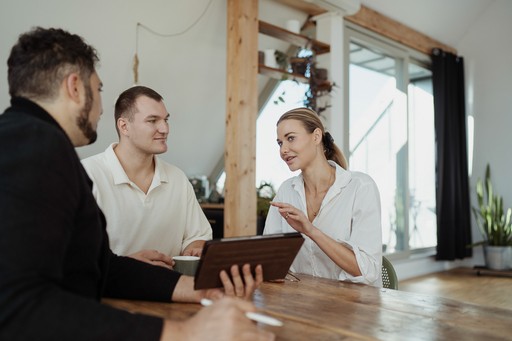 StoryOS strategist explaining strategic narrative design to founders during clarity workshop