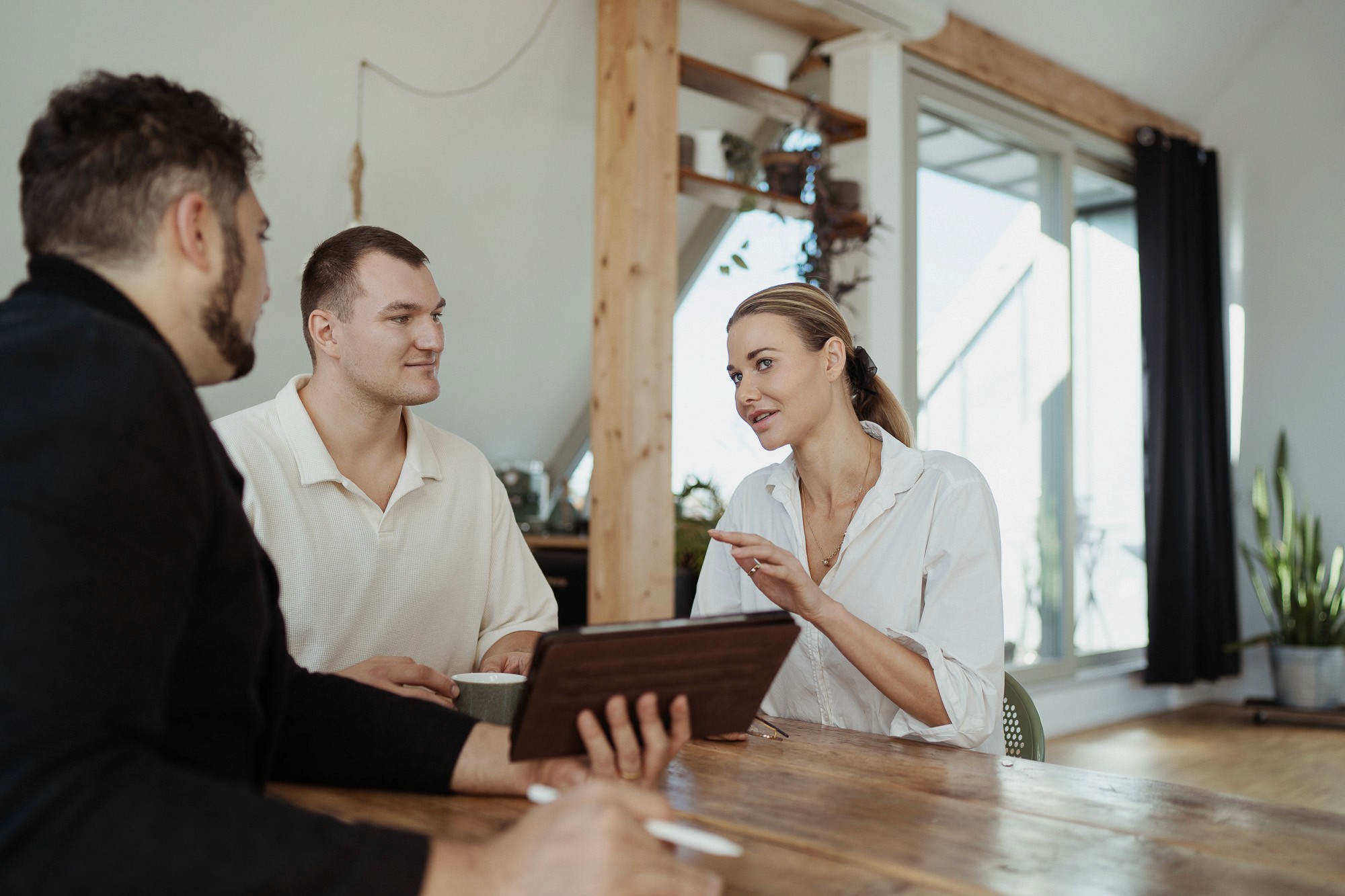 Startup founder and StoryOS strategist discussing clarity and positioning around a tabl