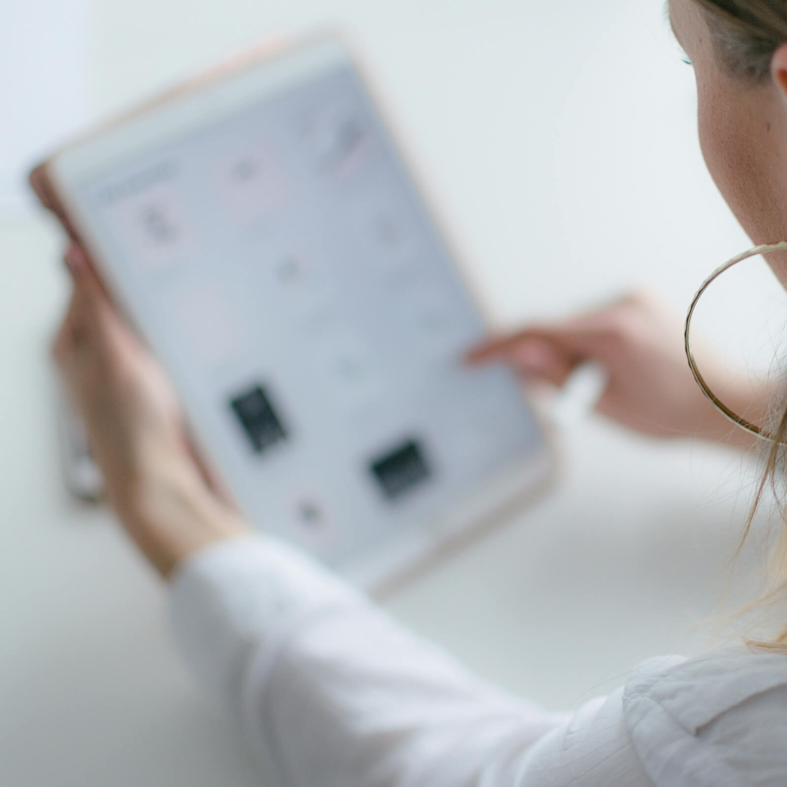 Ärztin überprüft an einem digitalen Tablet Ergebnisse