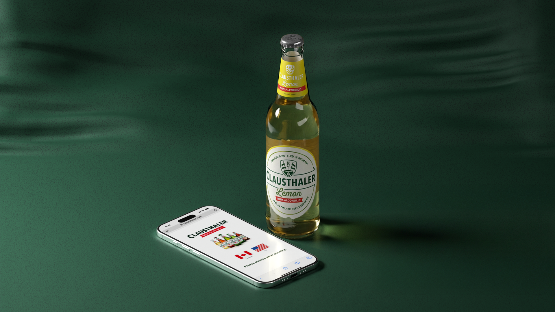 Eine Flasche Clausthaler alkoholfreies Zitronen Limo neben einem Handy, auf dem die Website des Unternehmens zu sehen ist.