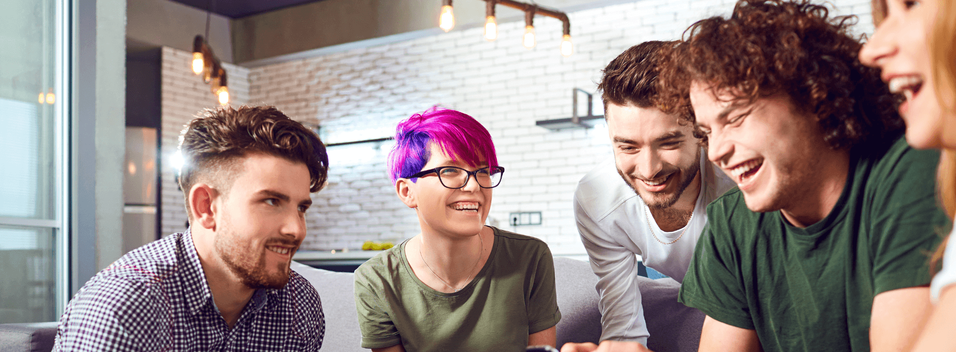 Groupe d'amis qui s'amusent ensemble