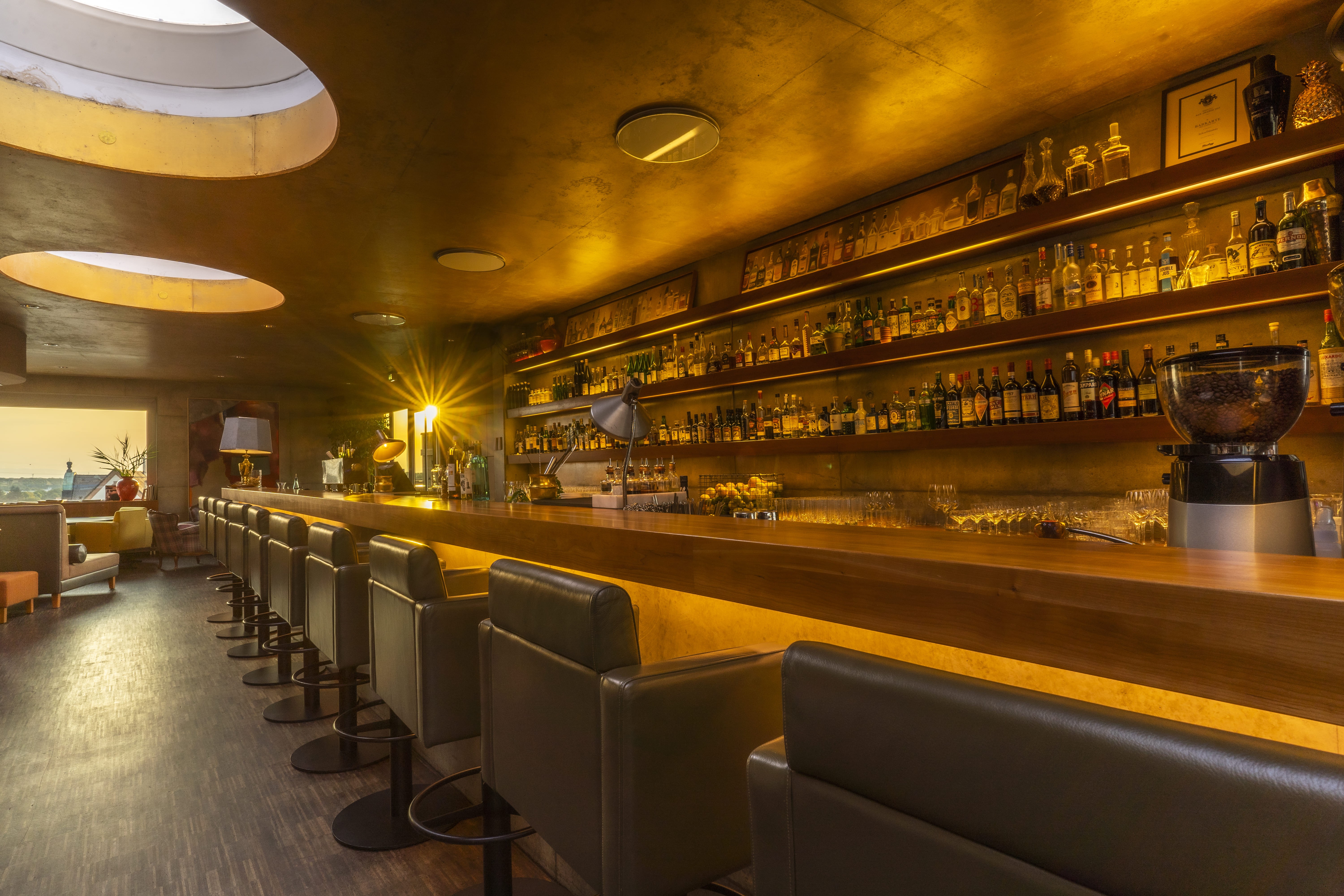 Innenraum des Schöllmanns Restaurants in Offenburg mit großer Fensterfront und Stadtblick