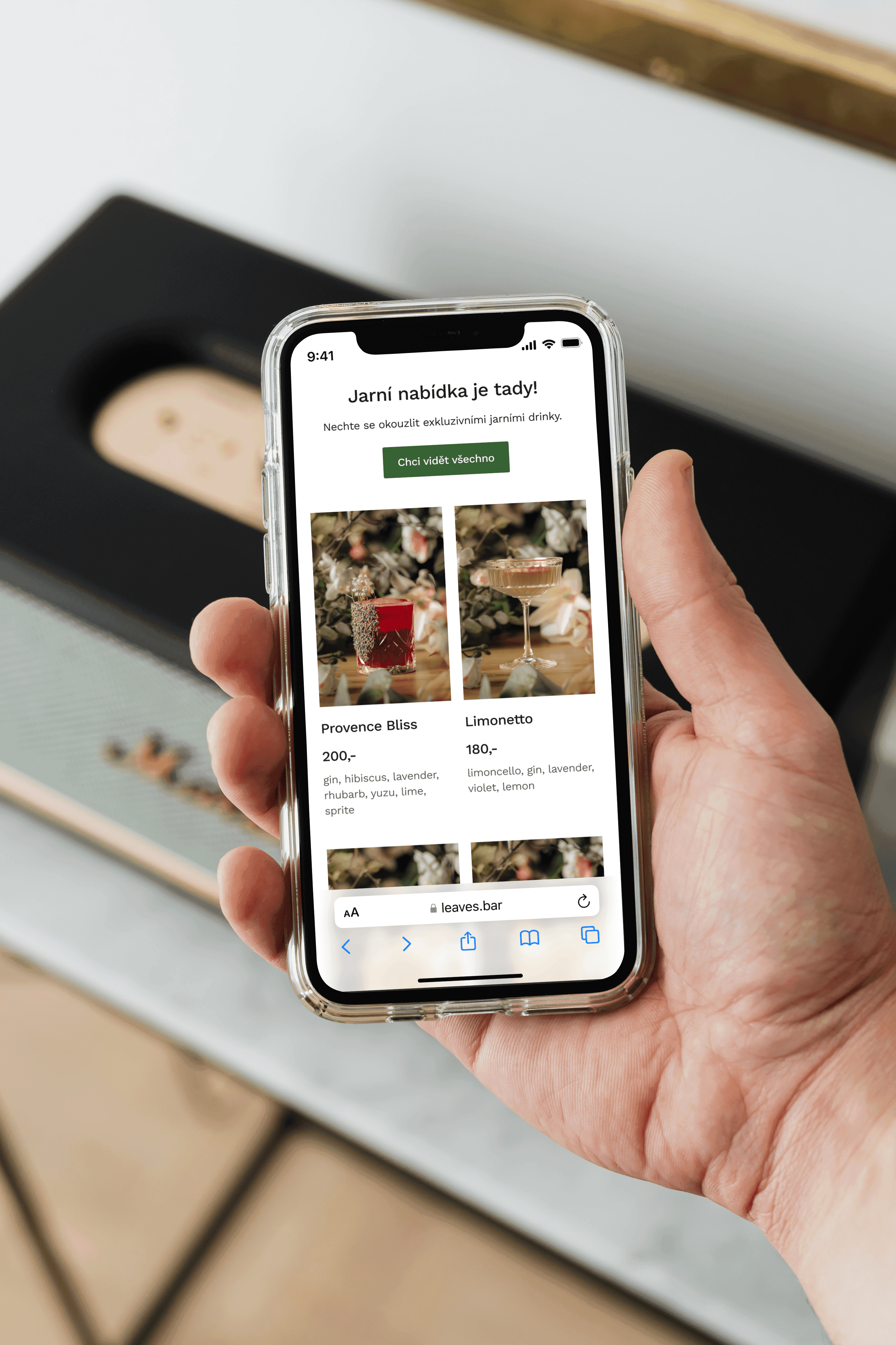Fotka iPhonu s otevřeným novým webem Leaves baru