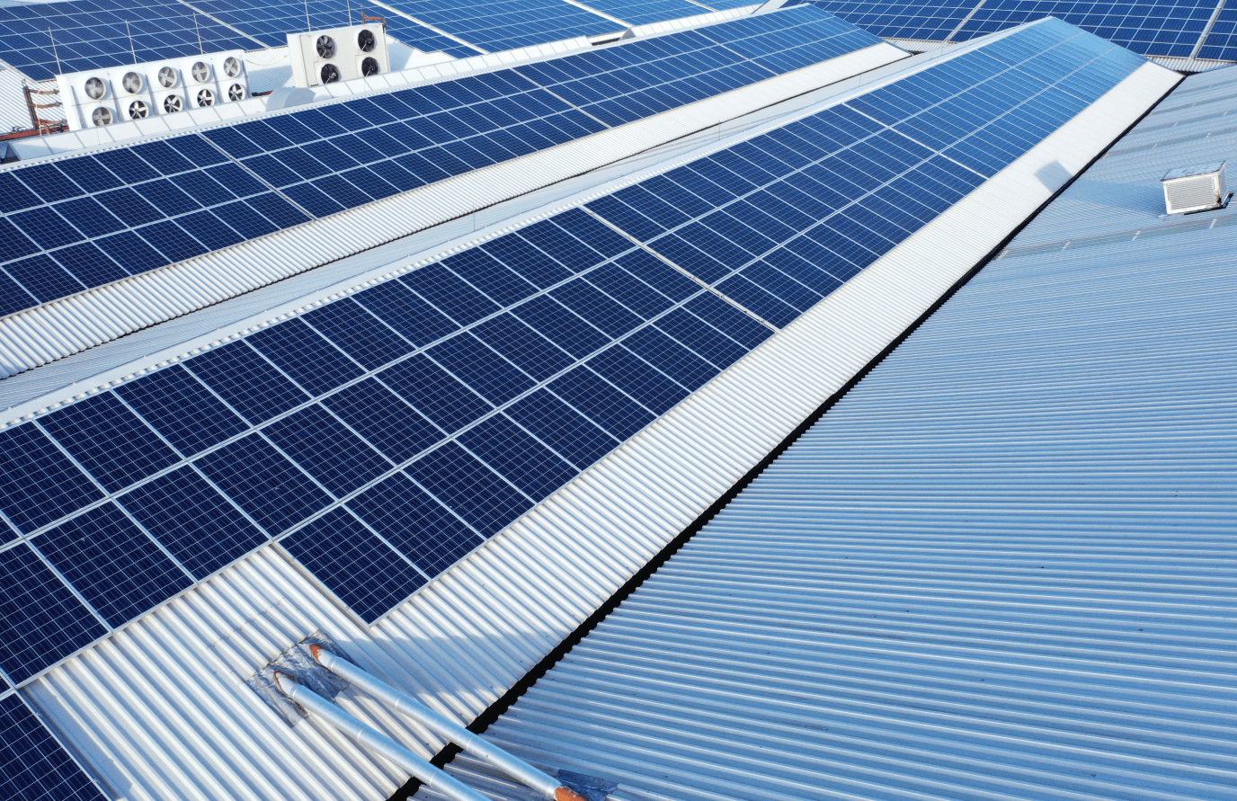 Photovoltaikanlage auf einem Gewerbegebäude im Morgenlicht