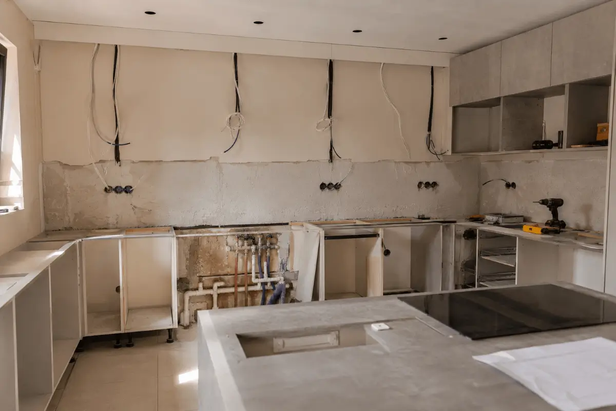 Κόστος εργασιών ανακαίνισης κουζίνας στα Μεσόγεια το 2026 με ηλεκτρολογικές εγκαταστάσεις, υδραυλικά δίκτυα, ντουλάπια υπό κατασκευή και προετοιμασία πάγκου κουζίνας