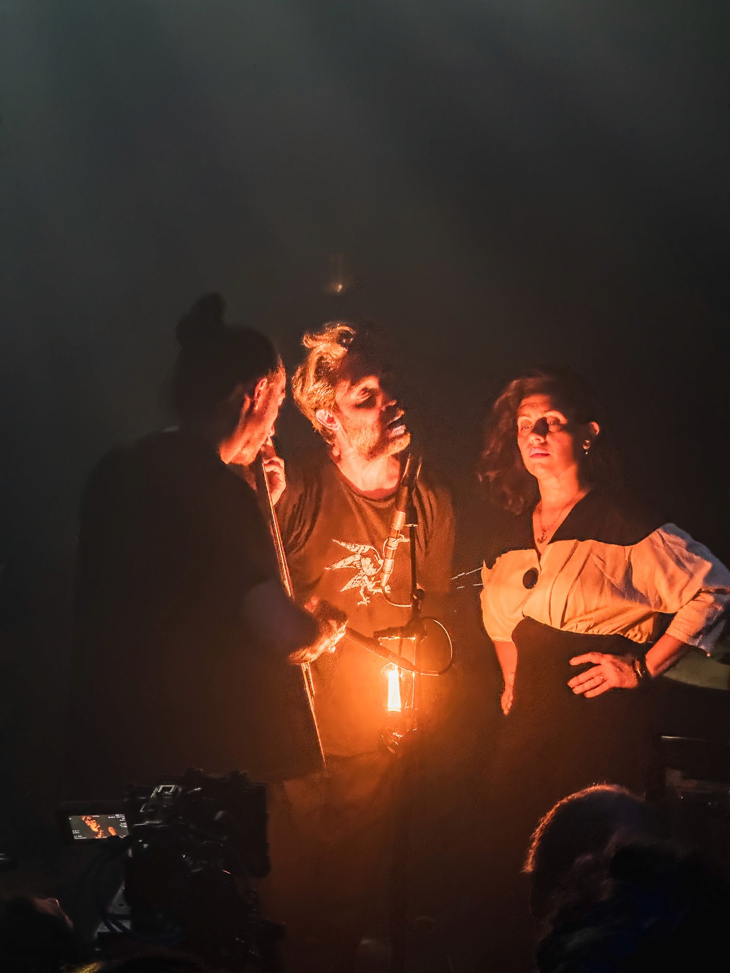 Trois musiciens resserrés dans une lumière chaude et intime, Café de la Danse