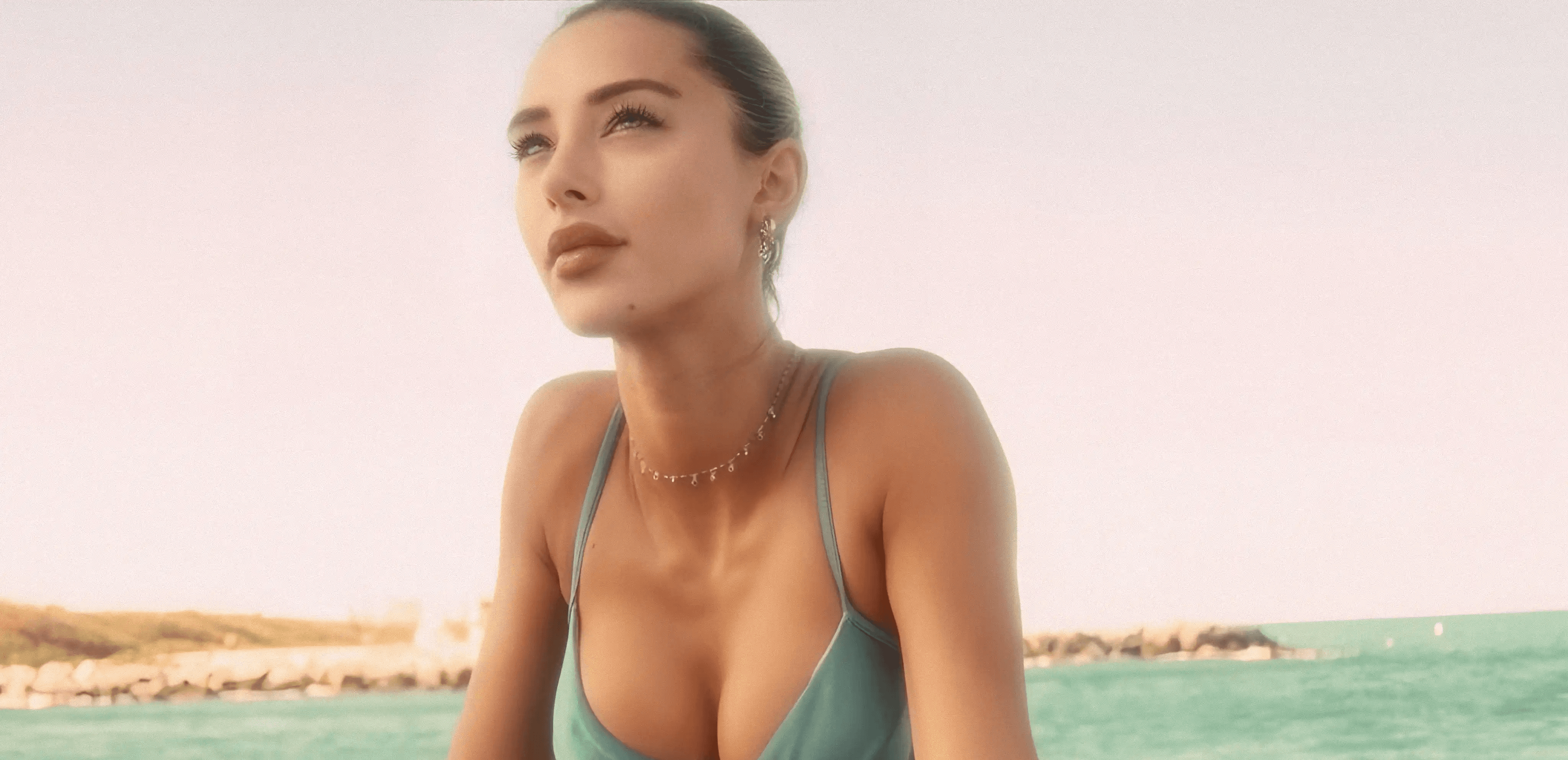 Duda Brunet em ensaio fotográfico no mar