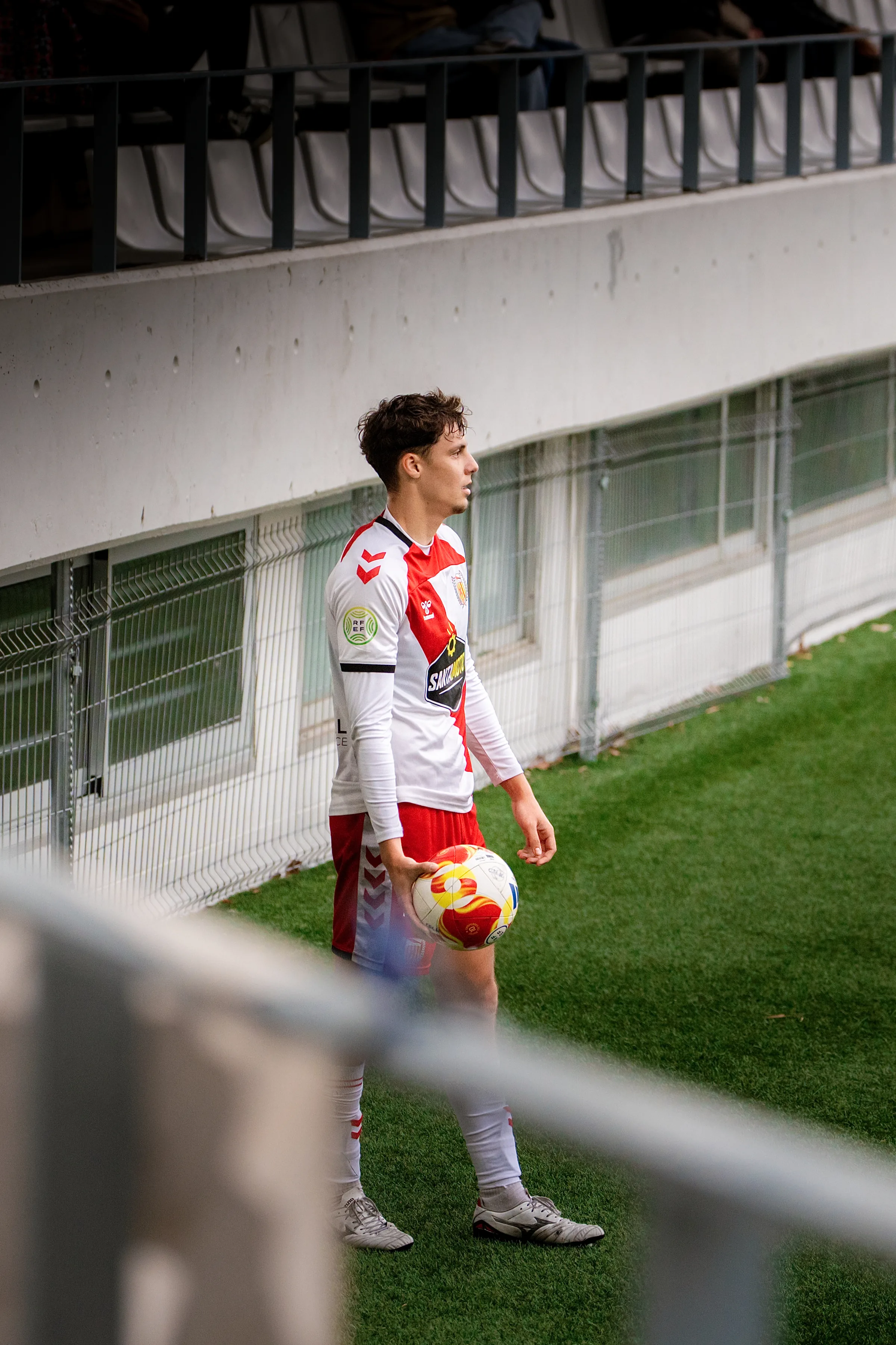 Jugador del Hospitalet FC durante el partido contra Santa Coloma de Gramenet FC, fotografía de Nolan Pardo
