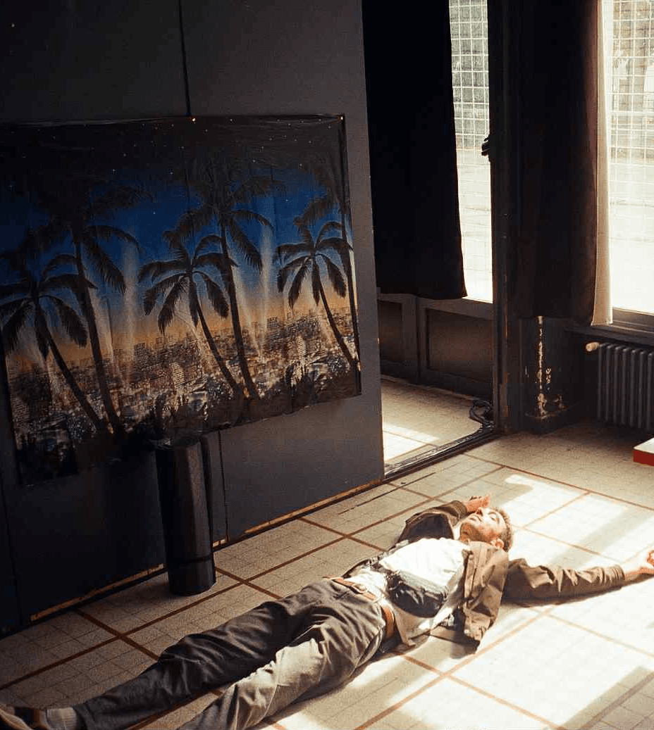 Person stand in front of a red sports oldtimer