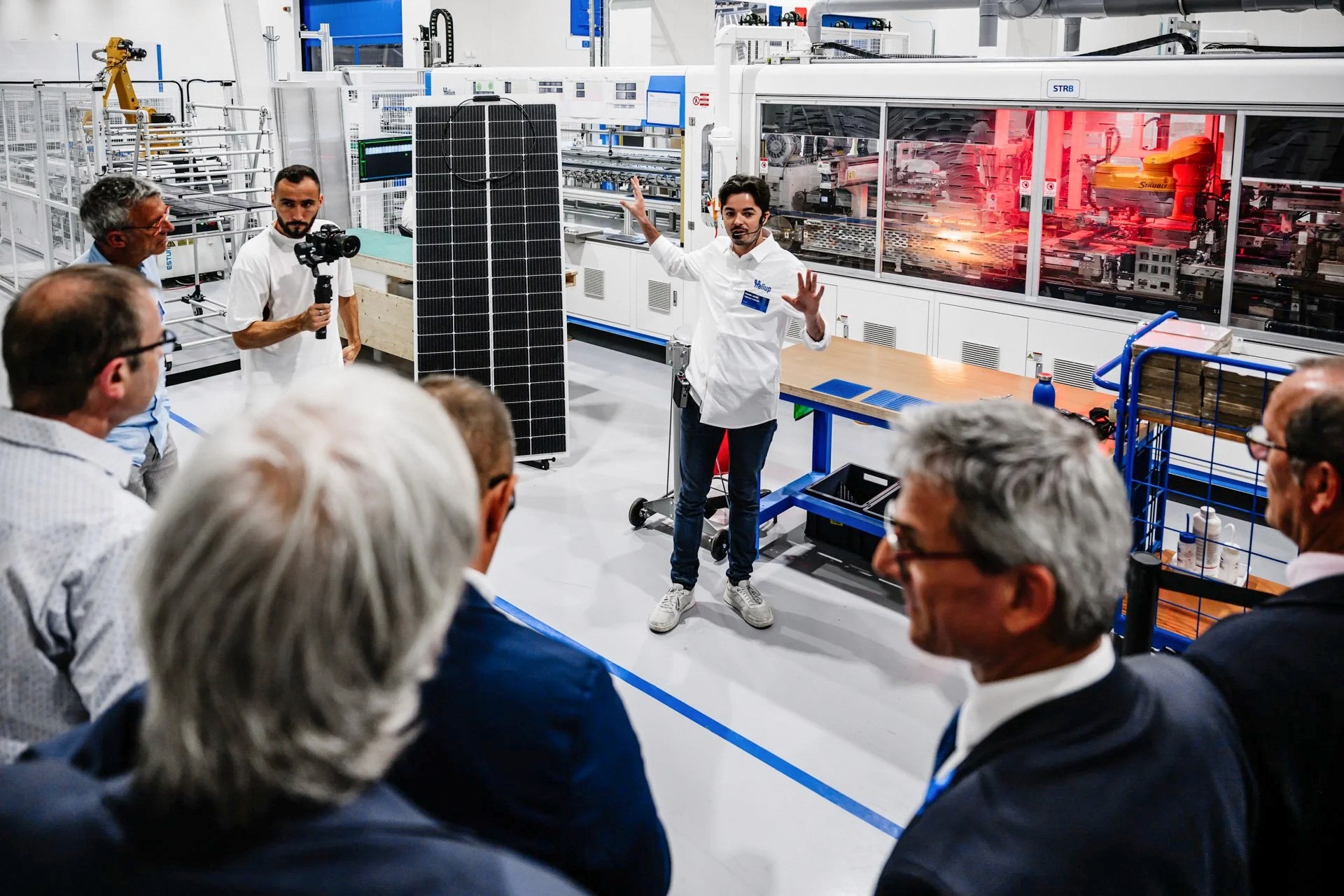 Explication par ingénieur heliup du mécanisme de fabrication du panneau solaire devant la ligne de production