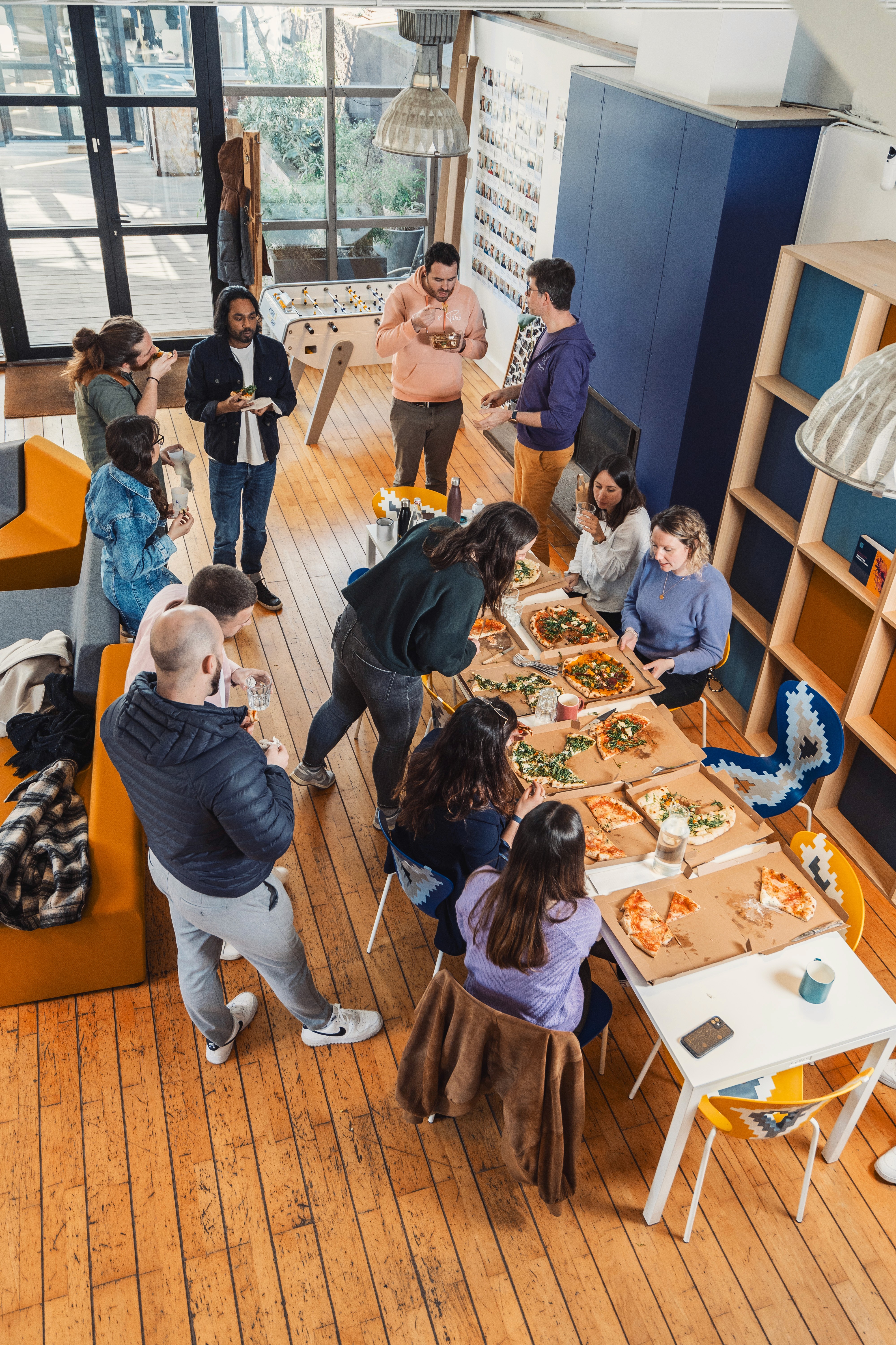 un groupe de personnes en train de manger des pizzas