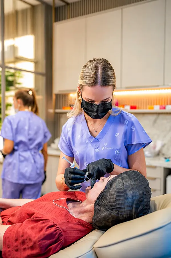 Especialista em harmonização orofacial (HOF) atendendo paciente em clínica de estética — Facial Class