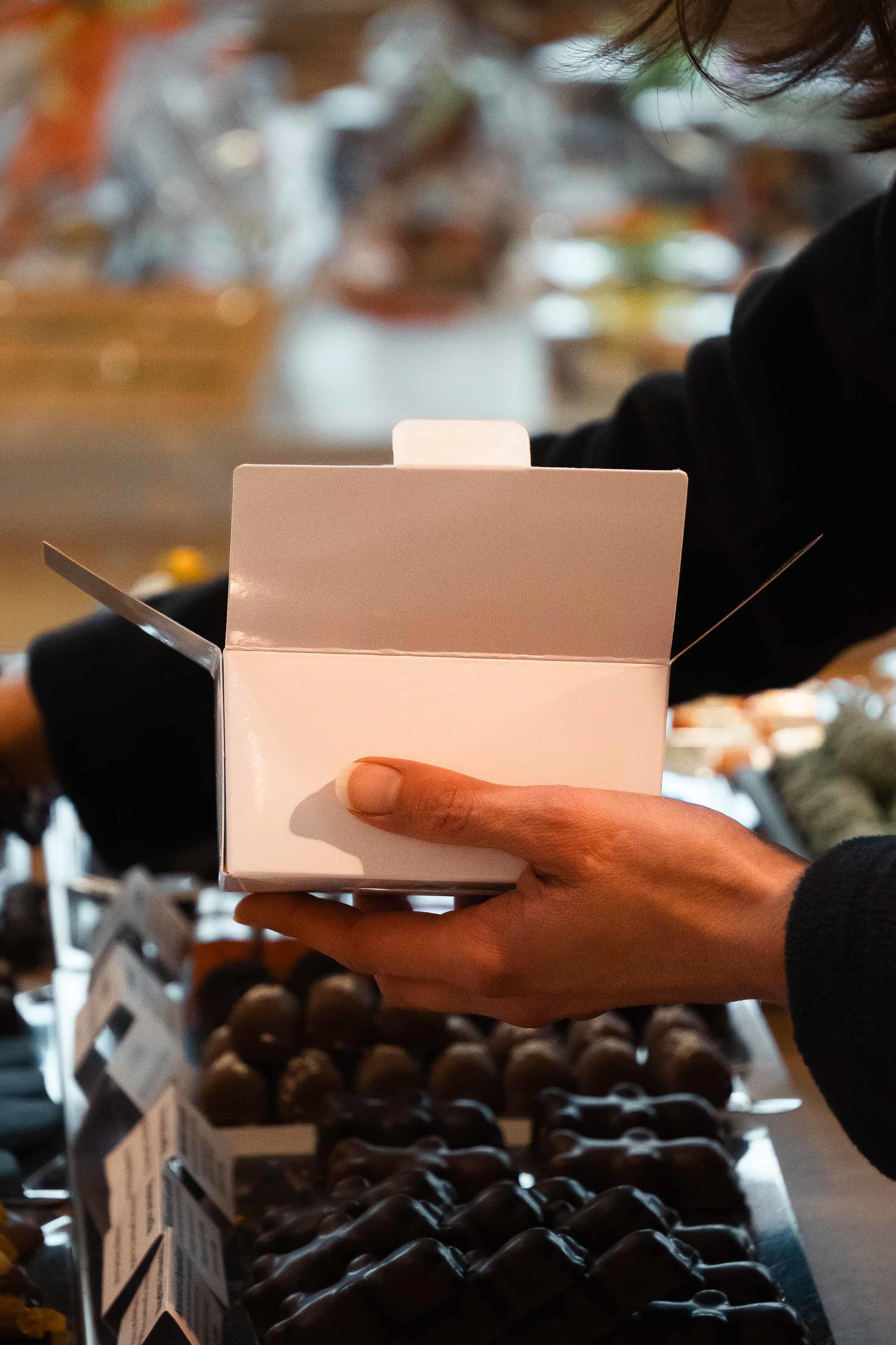 Préparation d'un ballotin de chocolat pour un client