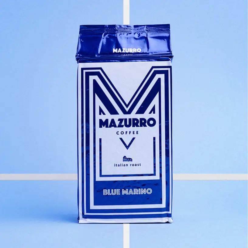 Niebieskie opakowanie kawy Mazurro Blue Marino na jasnoniebieskim tle