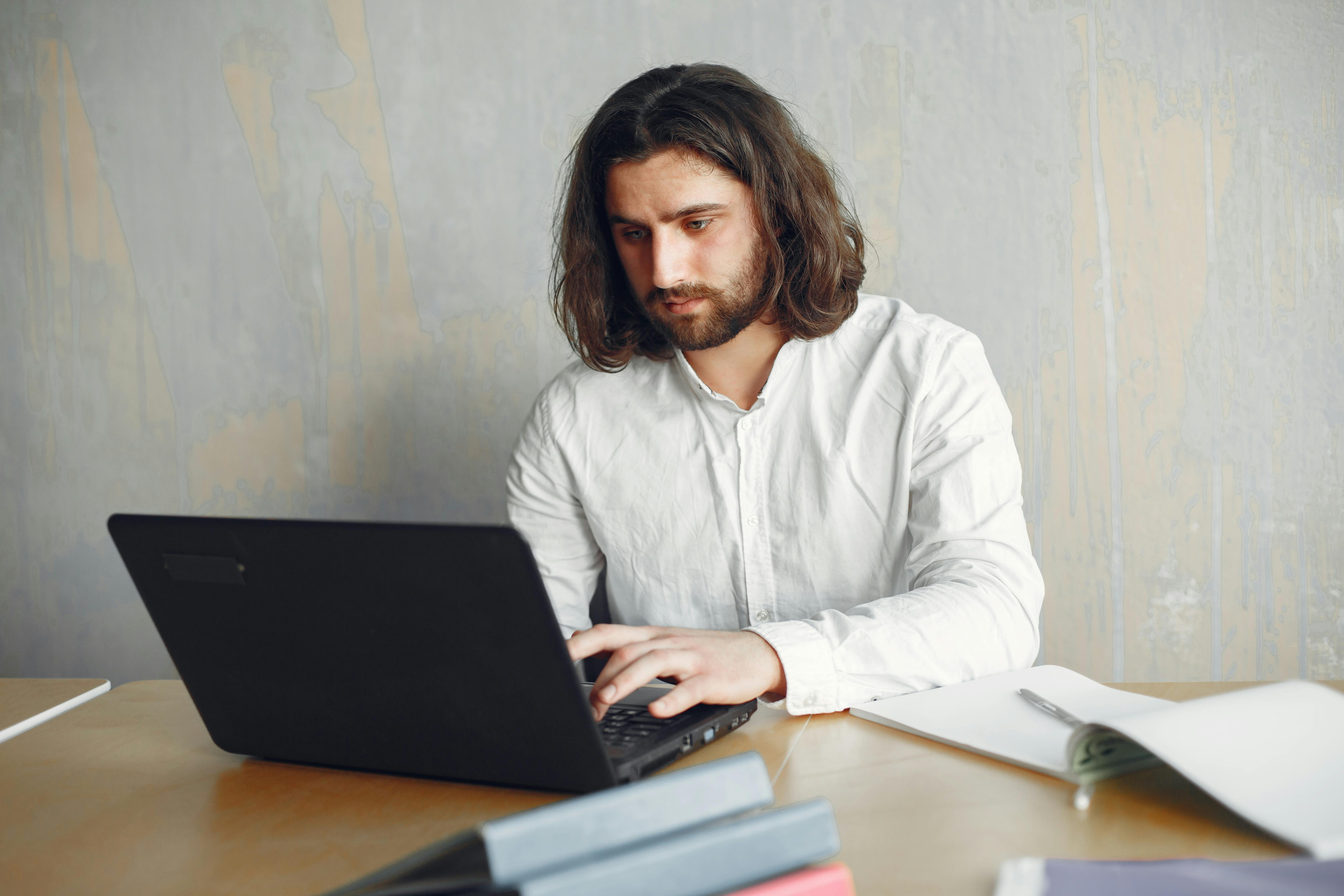 Professionista al laptop studia e lavora su progetto, formazione online personalizzata